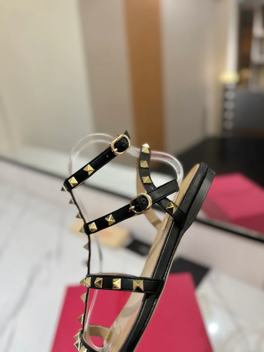 👟👟Ex-factory price 520👟👟 Valentino/Valentino rivet VT classic ankle-wrap rivet sandals, timeless 🆕 deeply rooted in people's hearts❤️A must-have item that never goes out of style🫰top replica! The side curves are perfect, the original molded custom-made rust-free rivets, and the textured hardware bring out a full sense of high-end, giving you a genuine foot feel! The first choice for high-end customers❤️ [Material] Upper: Original imported customized cowhide Inner lining: Original imported goatskin Outsole: Imported pearlescent leather outsole Code number: 35-39 [34, 40, 41, 42 are custom-made and cannot be returned or exchanged]